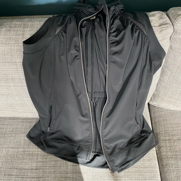 Lululemon on Go the Distance Runners Vest w/ zip-out hood, lightweight, black 8 - Picture 10 of 15